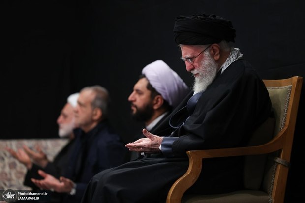 اولین شب مراسم عزاداری ایام شهادت حضرت زهرا(س) با حضور رهبر انقلاب برگزار شد