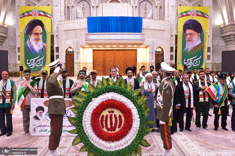عطرافشانی حرم امام خمینی(س) توسط بسیجیان کاشانی