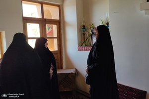 حضور اقشار مختلف مردم به مناسبت دهه فجر در بیت تاریخی امام خمینی (س)