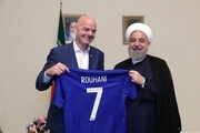 اهدای پیراهن شماره 7 فیفا به روحانی / عکس