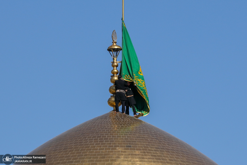 تعويض پرچم گنبد امام رضا (ع)