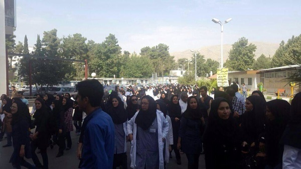 تجمع پرستاران اصفهانی در اعتراض به پرداخت نشدن حقوق خود