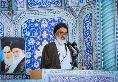 امام جمعه قم: دشمنان برای تخریب خانواده و ترویج بی حیایی برنامه گسترده ای دارند