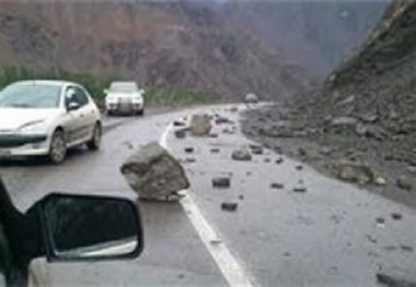 ریزش کوه در جاده کاشمر - کوهسرخ یک مجروح برجای گذاشت