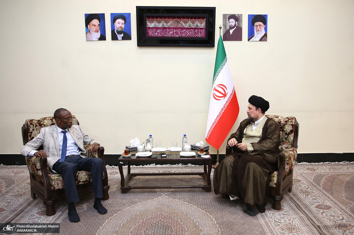 حضور نخست وزیر بورکینافاسو در حرم امام خمینی/ سید حسن خمینی: از ابتدای پیروزی انقلاب اسلامی تاکید ما بر ایستادگی روی پای خودمان و زنده کردن هویت دینی‌مان بود‌ | کیلم دو تامبلا: باید گروهی از کشورها از جمله ایران در مقابله با کشورهای قدرتمند جهان تشکیل شود