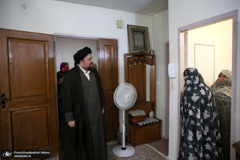 7T3A0436یادگار امام(ره) در ایام محرم و عزاداری امام حسین(ع) با حضور در منزل حجت‌الله کسری، ضمن عیادت از این مداح پیشکسوت، از وضعیت جسمانی وی اطلاع یافت.  حاج حجت‌الله کسری چند سالی است که در بستر بیماری به سر می‌برد.