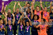 عکس های جشن قهرمانی تیم فوتبال زنان لیون در لیگ قهرمانان اروپا