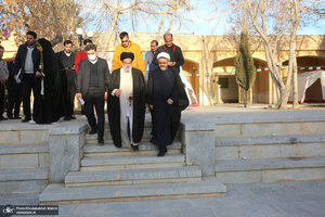 بازدید رئیس موسسه تنظیم و نشر آثار امام خمینی (س) از نمایشگاه عکس «امام دل‌ها‎»  و گذر فرهنگی هفته بر آستان آفتاب