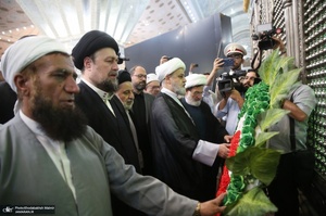 ادای احترام مهمانان خارجی کنفرانس وحدت اسلامی به مقام شامخ حضرت امام خمینی (س)