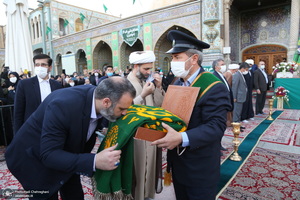 آیین تعویض پرچم گنبد حرم حضرت معصومه(س) و آغاز دهه کرامت