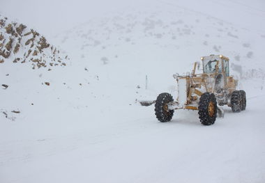 راه یک روستای نور بعد از چهار روز برف‌روبی باز شد