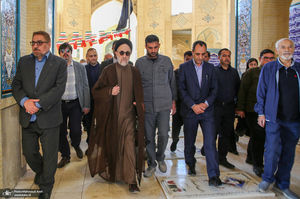 حضور سید محمد خاتمی بر مزار آیت الله سید روح الله خاتمی (ره)