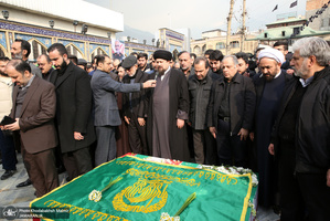 اقامه نماز سید حسن خمینی بر پیکر ٣ تن از شهدای سانحه هواپیمای اوکراینی