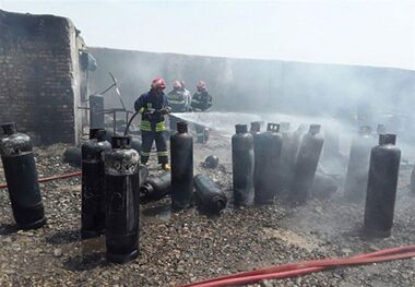 حریق گسترده انبار سیلندر گاز مایع در قم اطفا شد