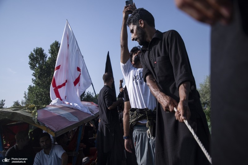 عزاداری سنتی کشمیری‌ها روی قایق