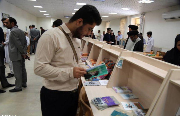 نمایشگاه کتاب &#39;چهل سال عزت&#39; در ایرانشهر برپا شد