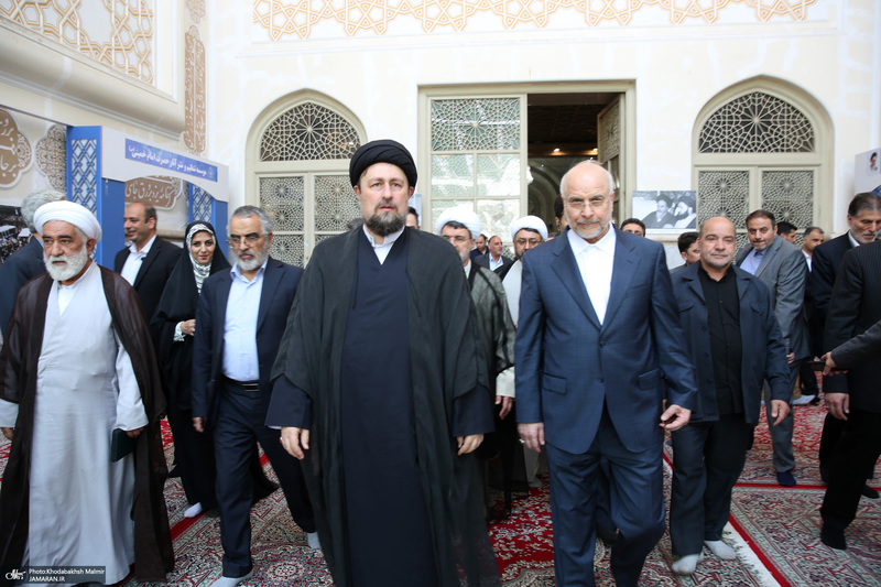 بازدید رئیس مجلس از نمایشگاه عکس امام خمینی