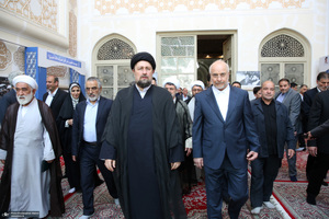 بازدید رئیس مجلس از نمایشگاه عکس امام خمینی