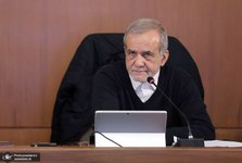 پزشکیان: شایسته نیست در رسانه‌ها سخنانی در مسیر توهین یا تحقیر همسایگان مطرح شود، در حالی‌ که رؤسای جمهور و مقامات این کشورها در هم‌افزایی با کشورمان بر جلوگیری از بروز جنگ در منطقه و حل‌وفصل مسایل از مسیر گفت‌وگو و مذاکره تأکید داشته‌اند