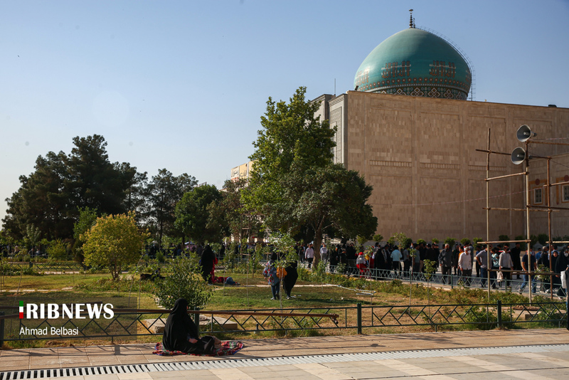 حضور مردم و مرزبندی با اقلیت اخلال‌گر مراسم ارتحال امام(س)