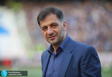 قربان زاده به دوربین نگاه می کند و دروغ می گوید