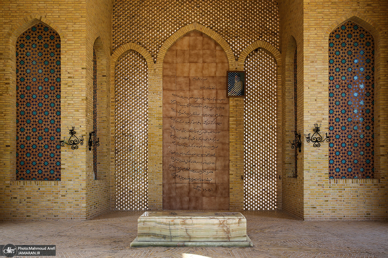 حضور سید محمد خاتمی بر مزار آیت الله سید روح الله خاتمی (ره)