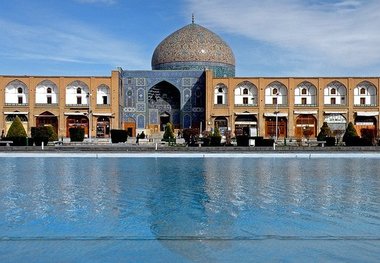 کلیپ فوتبال با کاشی های مسجد شیخ لطف الله بررسی می شود