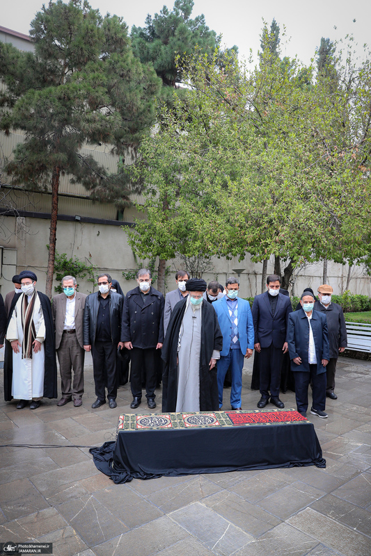 اقامه نماز رهبر معظم انقلاب بر پیکر مرحوم حسن غفوری فرد