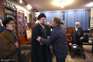 حضور جمعی از شخصیت های سیاسی در منزل مرحوم آیت الله موسوی بجنوردی (ره) -3