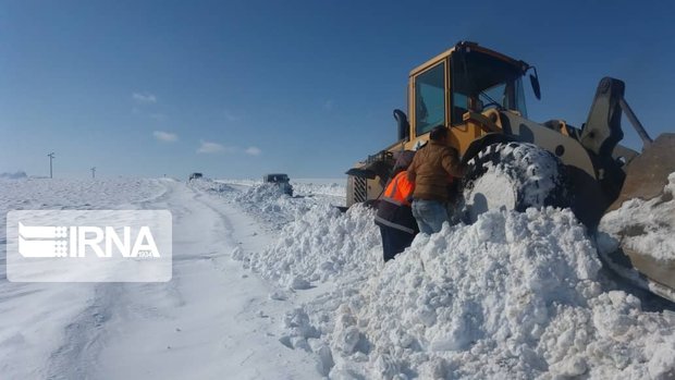 برف و کولاک ۸۰ راه روستایی استان زنجان را بست