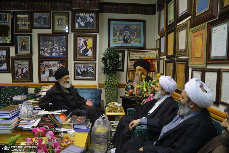 مراسم اهدای نسخه‌های خطی کتابخانه مرحوم آیت الله شاه آبادی به کتابخانه مرحوم آیت الله العظمی مرعشی نجفی