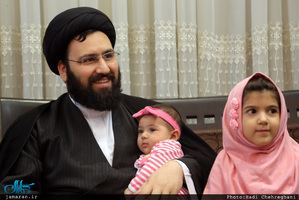 دیدار سید علی خمینی با خانواده شهیدان مهدی زین الدین و محمد جواد دل آذر