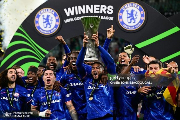 ویدیو| لحظه بالابردن جام قهرمانی لیگ کنفرانس اروپا توسط بازیکنان چلسی