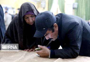 خیرین مدرسه ساز البرز به رای دهندگان گل اهدا کردند