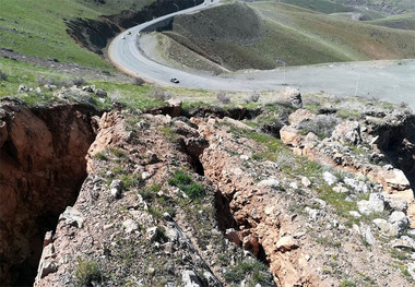 بخشی از کوه در گردنه صلوات آباد ریزش کرد