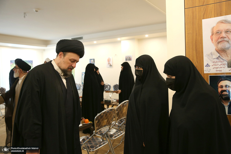 دیدار سید حسن خمینی با خانواده شهیدان لاریجانی