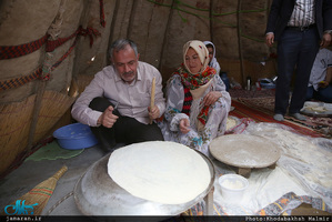 بازدید احمد مسجد جامعی از نمایشگاه «عطر یاس» در حرم مطهر امام خمینی(س)-2