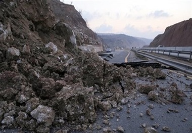 بازگشایی محور آزادراه خرم آباد پل زال در دو طرف