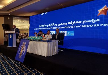 مراسم معارفه ساپینتو؛ بوسه مرد پرتغالی بر پیراهن آبی/ ریکاردو: ۳ سال بود که منتظر بازگشت به استقلال بودم + عکس و ویدیو