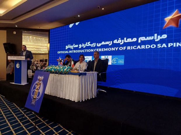 مراسم معارفه ساپینتو؛ بوسه مرد پرتغالی بر پیراهن آبی/ ریکاردو: ۳ سال بود که منتظر بازگشت به استقلال بودم + عکس و ویدیو