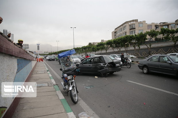 برخورد زنجیره ای ۳۳ دستگاه خودرو در همدان