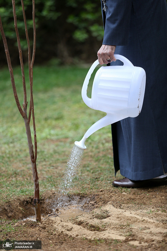 کاشت دو نهال میوه در روز درختکاری توسط رهبر معظم انقلاب