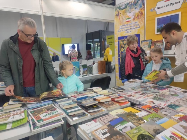 گرامی‌داشت ولادت رسول اکرم(ص) در نمایشگاه کتاب مسکو/نمایش قران نفیس به زبان آذری