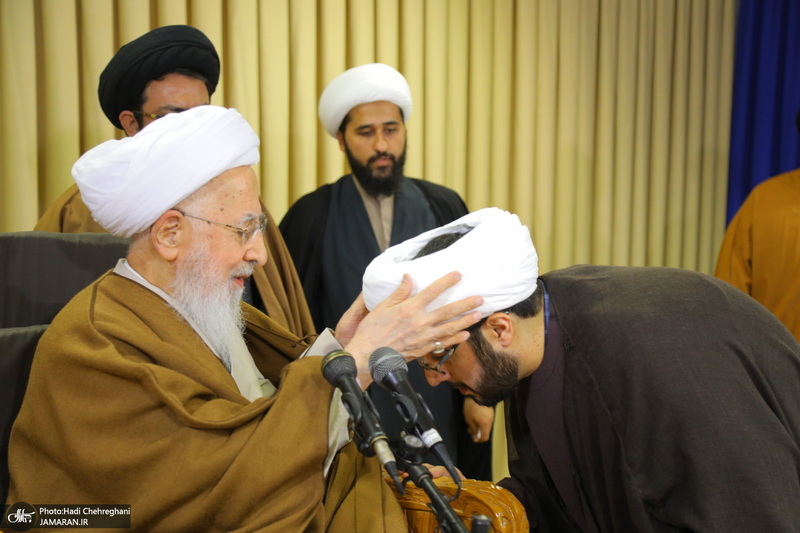 عمامه گذاری طلاب در روز عید مبعث توسط مراجع عظام تقلید‎‎