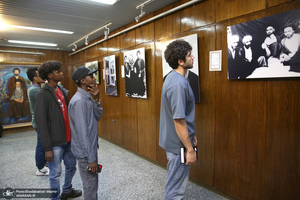 بازدید جمعی از دانشجویان خارجی از بیت امام خمینی (س) در جماران  1