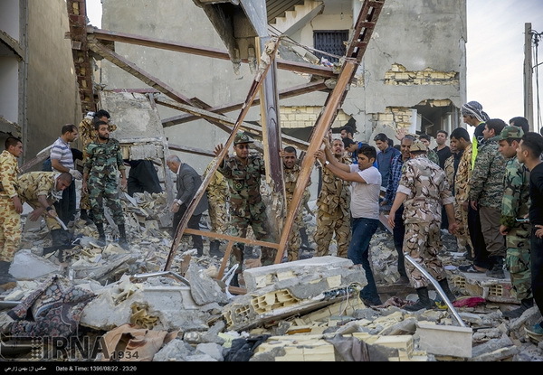 ارتش و سپاه در امدادرسانی به زلزله زدگان خوش درخشیدند