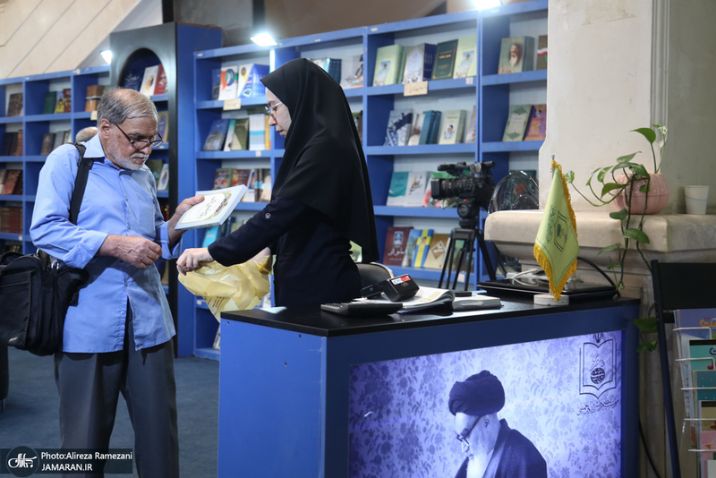 غرفه موسسه تنظیم و نشر آثار امام خمینی (ره) در سی و ششمین نمایشگاه کتاب تهران-5