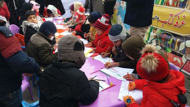 غرفه کودک و نقاشی در حاشیه راهپیمایی کرمانشاه دایر شد