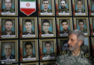 حاتمی، فرمانده کل ارتش: امروز به لطف الهی نیروهای مسلح از هر روز دیگری آماده تر است