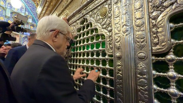 زیارت معاون اول پزشکیان از حرم مطهر حضرت معصومه(س) در قم +عکس
